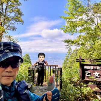 乙女峠にて…

撮影台から展望台の長男を撮影✨

富士山は雲に隠れて見えない分､前回まで馴染んできたものと明らかに違うことに気付きました｡

それは乙女峠の看板の上の「御殿場市観光12選」の表示｡
前回6月の山行の際は「Otome Pass」と表示されています｡

「御殿場市観光12選」気になって調べてみたら､

以下AIの回答…
『御殿場市観光12選とは、静岡県御殿場市が誇る美しい自然景観や絶景のビューポイントなどを中心に選定された12か所の観光名所（主に「御殿場市観光12選」や「御殿場市富士見十二景」などに関連する景勝地）のことです。』とあり､
主な場所は
乙女峠､長尾峠､富士仏舎利塔平和公園､名勝駿河台…
とのことでした…