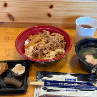 夕飯です🤭
富士山の小屋ってカレーのイメージだったのに
豪華で感動✨✨