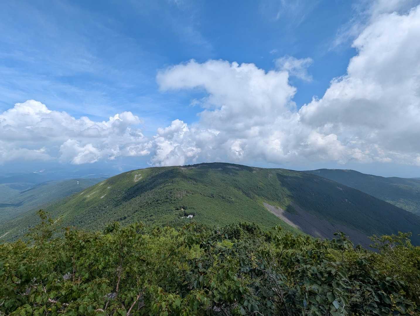 樹林帯を抜けました
振り返ると蓼科山荘が見えました😃
もうすぐ頂上ヒュッテ