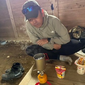 避難小屋で休憩🛖