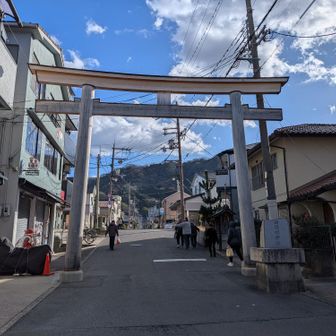 信号以外は止まらず来ました。
いったん水分補給で呼吸を整えます。
この参道も止まらず頑張りますよ～💪