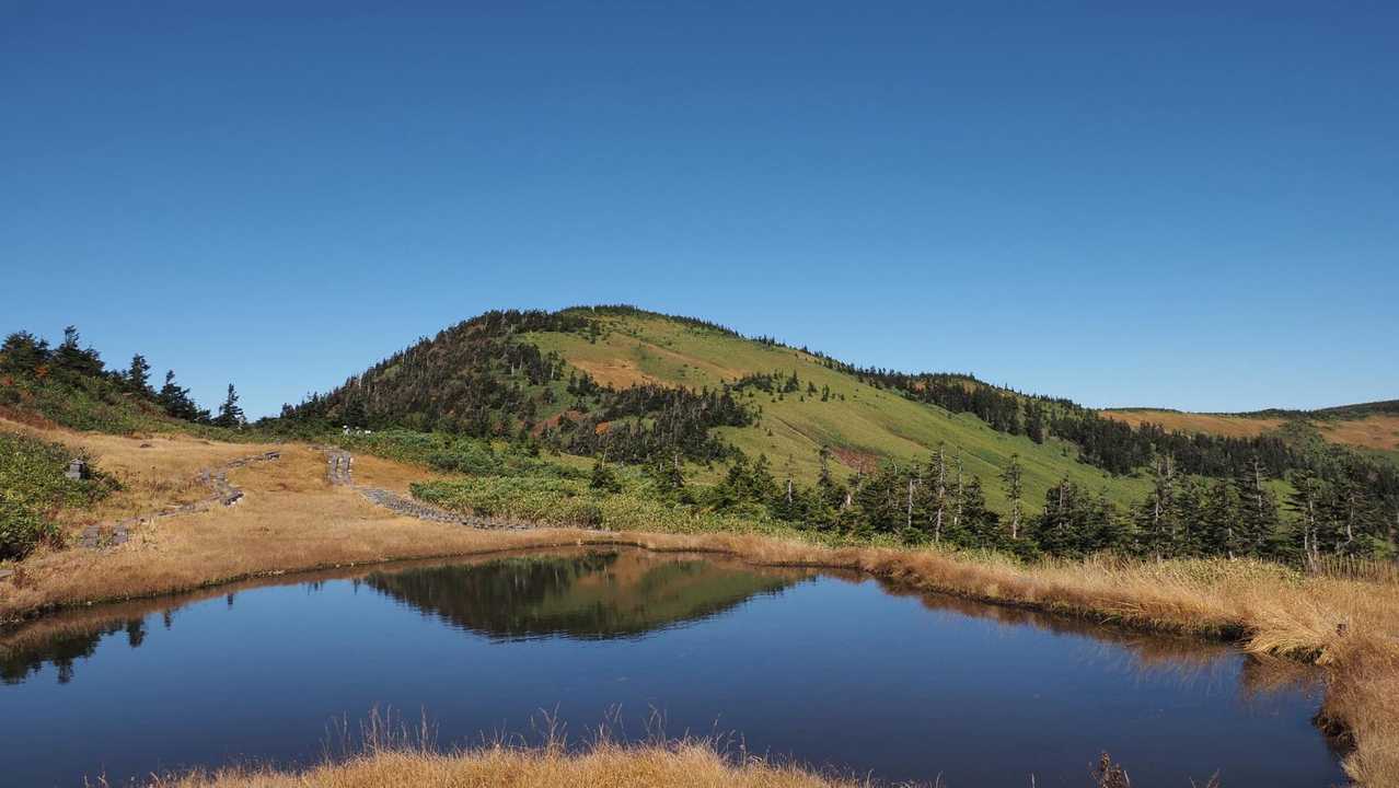 会津駒ヶ岳・中門岳、草紅葉広がる稜線へ の写真 5