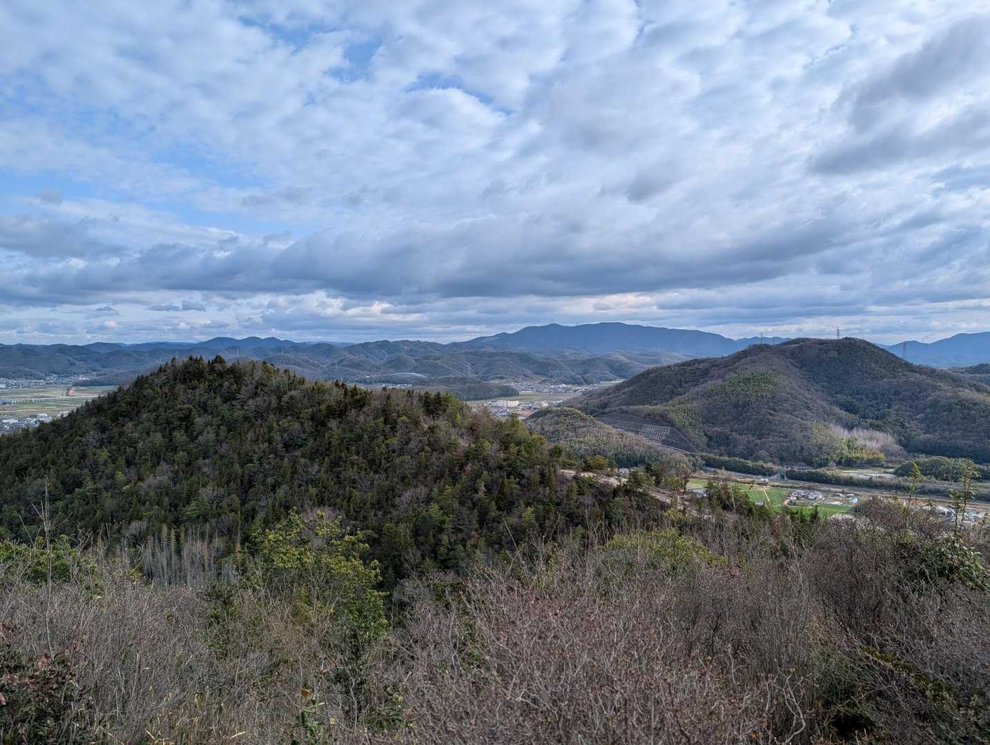 左手前は新庄山
右奥側は大日幡山
中央奥に遠望できるのは熊山🧸