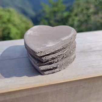 から、少し移動して
甥っ子がなにやら【ハートのかわらけ投げ】とやらを見つけてきた🩶
5枚で100円
デッキから海に向かってこちらのハートを願い込めながら投げるみたい😊
厄除けなどの願いって✨✨