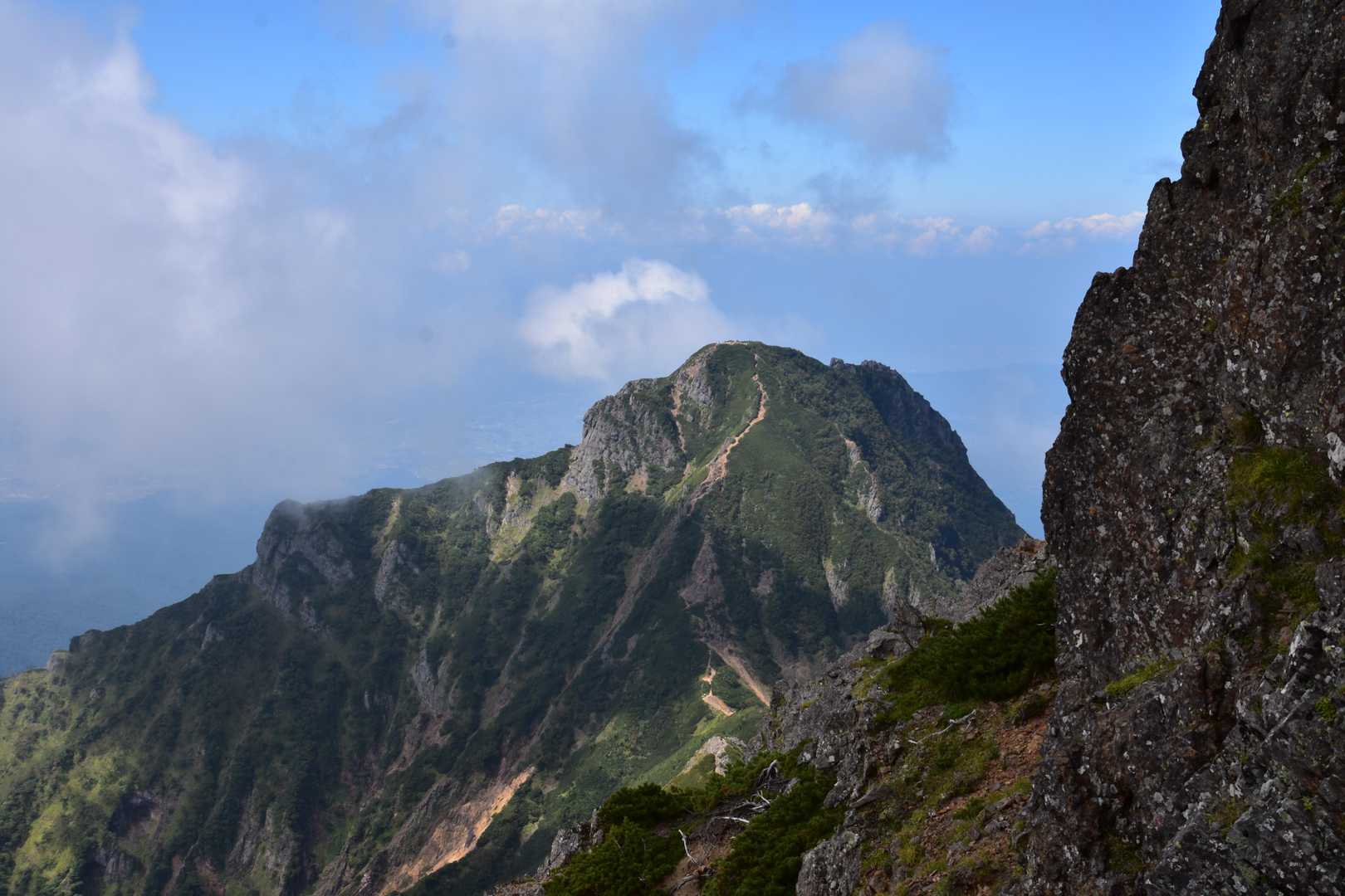 赤岳 | 苔むした森の清流とアルペンムード満点の岩稜をたどり、八ヶ岳最高峰への写真