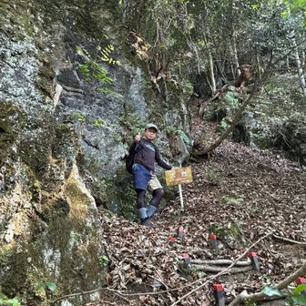 
相戸の大岩・脈打つ岩 と ヒロポン

ここから先 山頂 🔺 までは
更に更に 急峻に ⤴️ なりました
思わず 笑ってしまいました 😆💪
