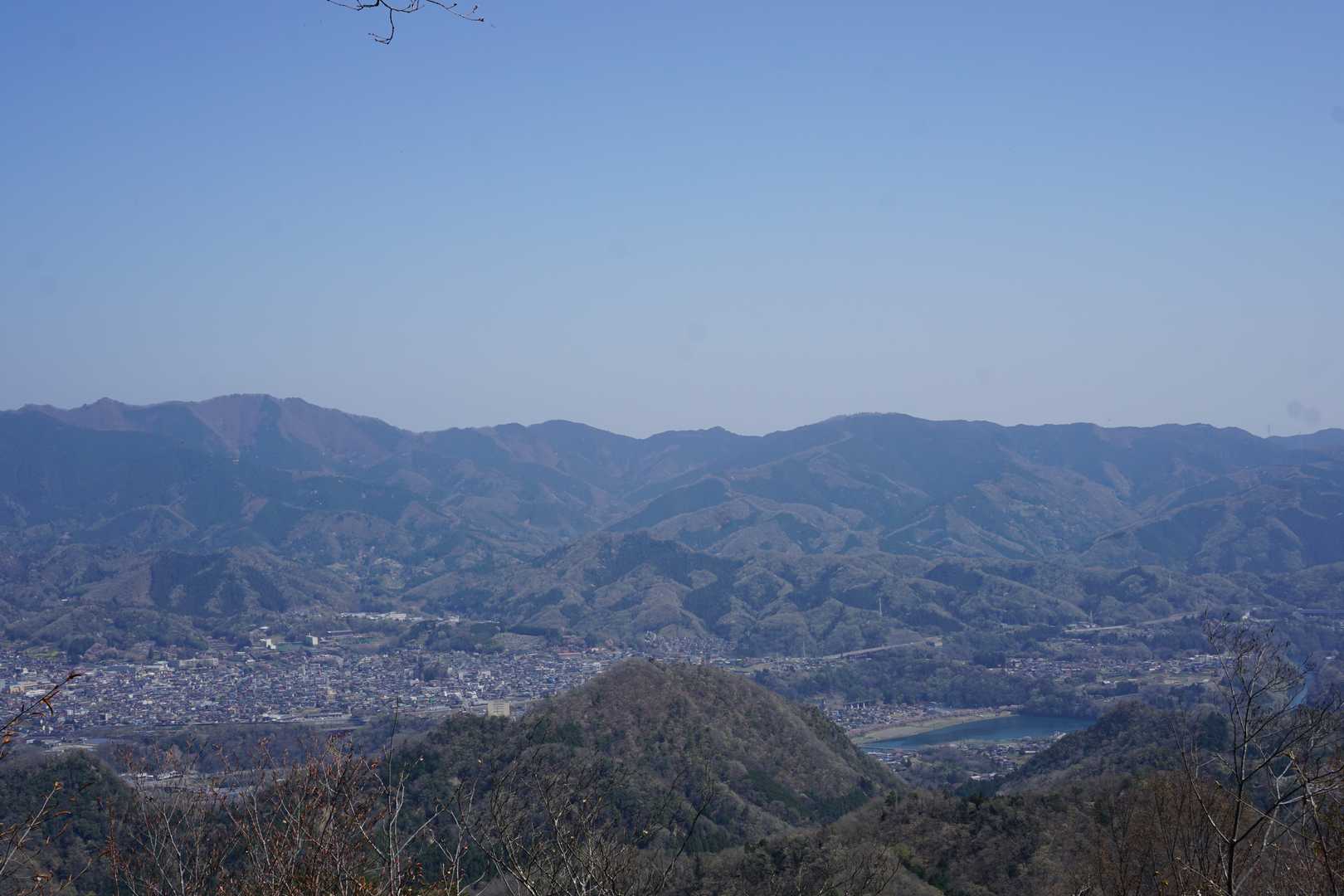 高尾の山々ですよ
真ん中付近が陣馬山、その右側に景信山