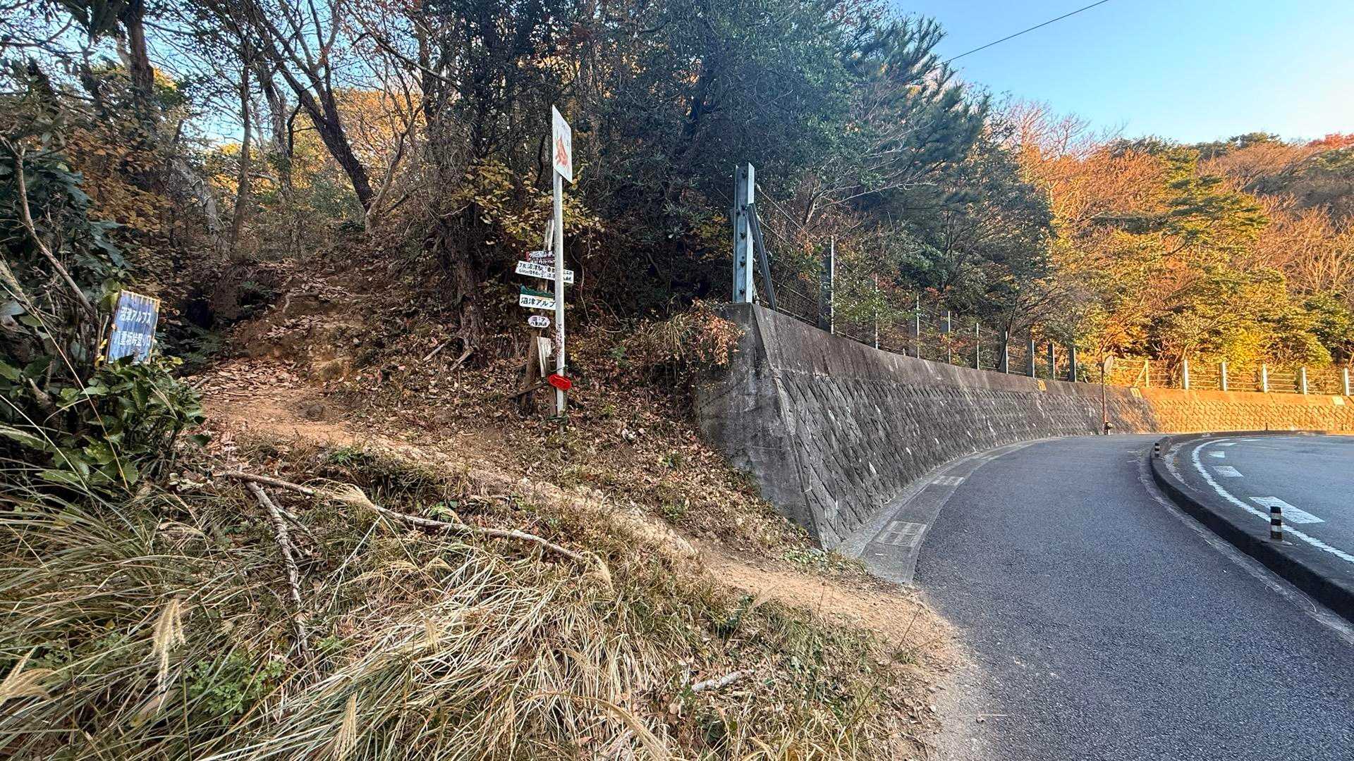 八重坂峠の登山口に到着。ふぅ。車の多いロードを少し移動します。