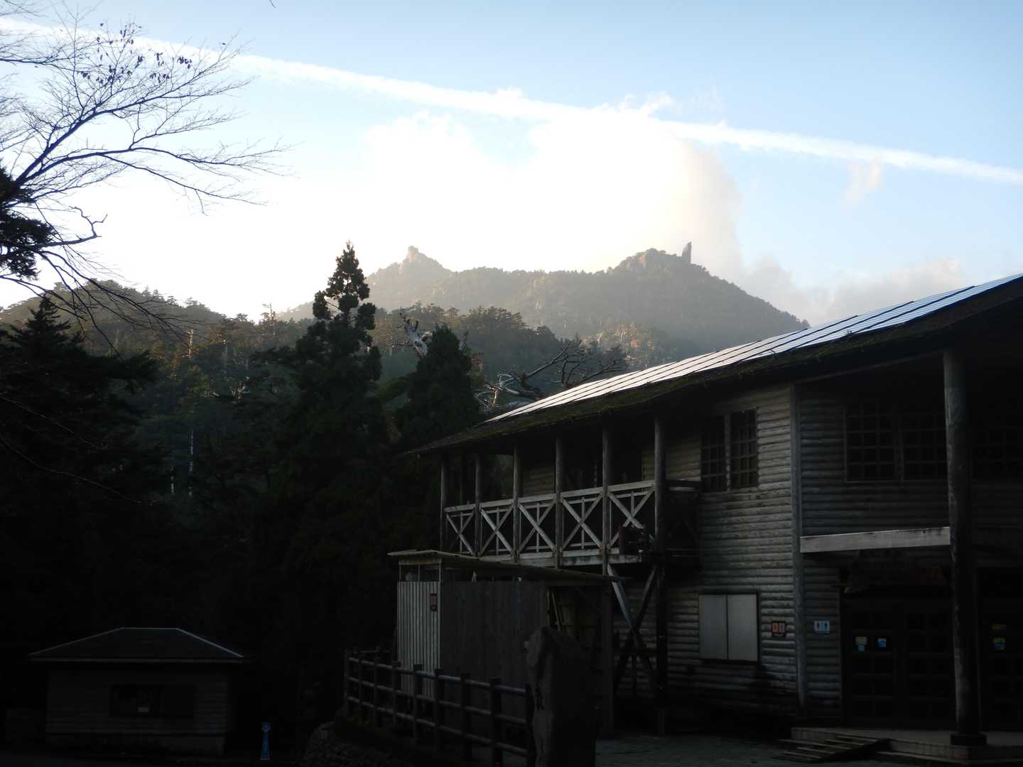 右峰のトゲのように突き出ているのが天柱石です。
第1日目、無事に終了🙏