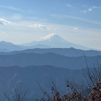 少し雲がかかった富士山と
グラデーションのような尾根