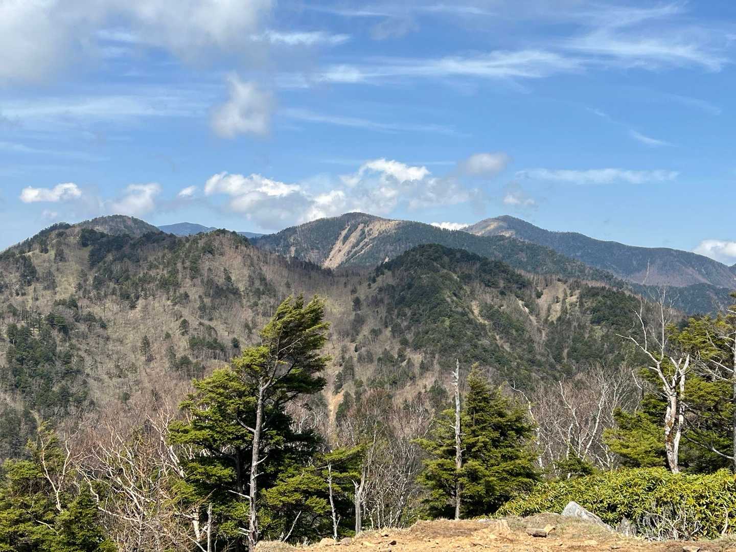 雁坂嶺方面(一番右がそれ)