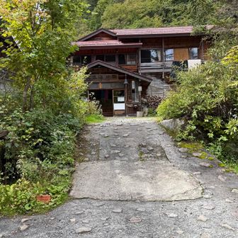 歩いてしか行けない日光澤温泉。14時までチェックインできません。
