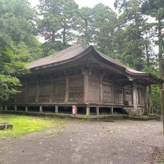 阿弥陀堂　大きく立派。　この周辺は高野山や比叡山と並ぶ多くの大山寺施設、僧坊があったが、明治の廃仏毀釈により廃絶され、現在は4つの参拝堂ほかになっている。
当時を想像する。