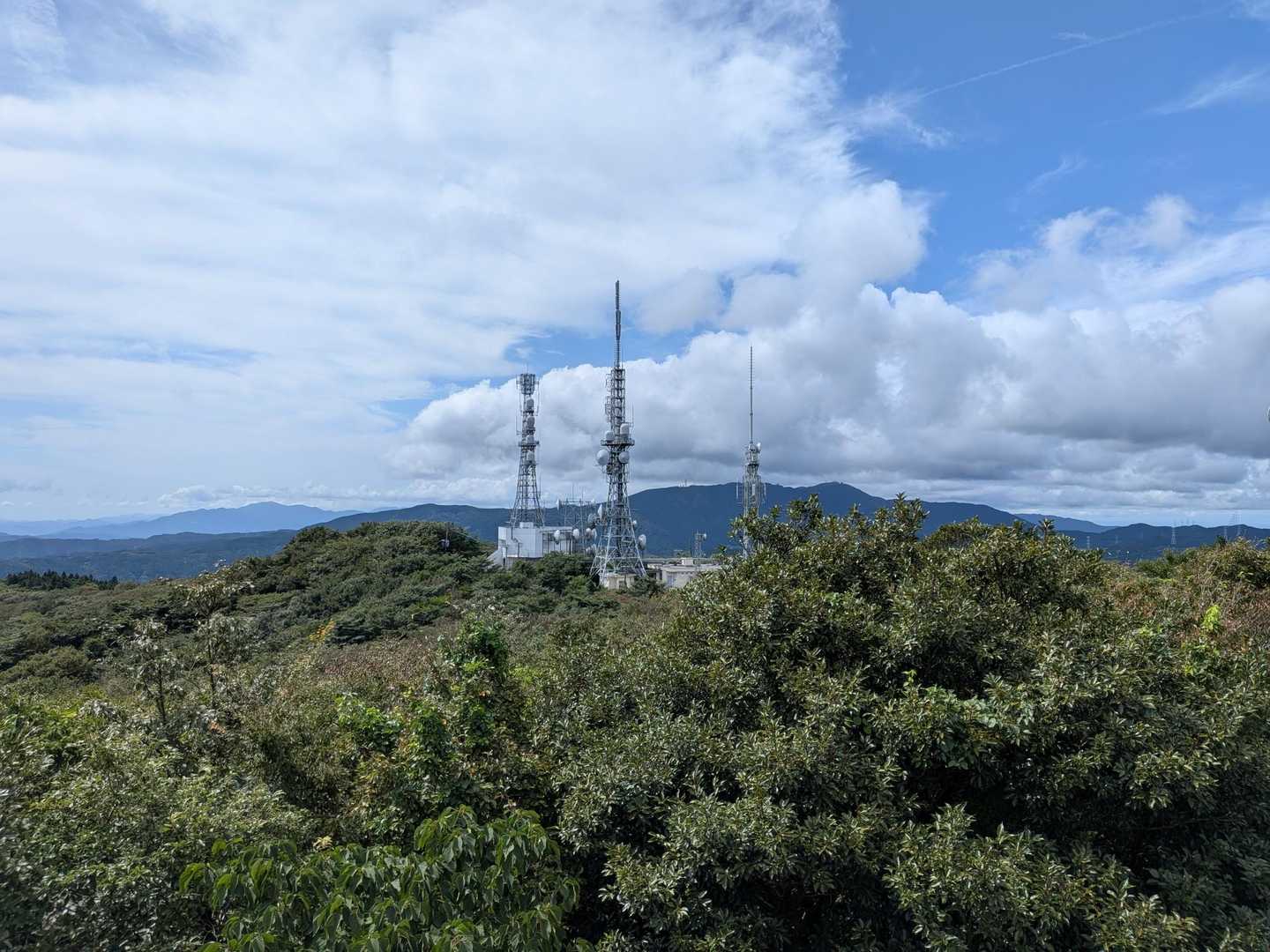 山頂からの眺望。テレビ塔の先に脊振山もよく見えます