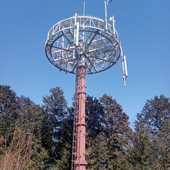 山頂には珍しい形の電波塔が立っています。