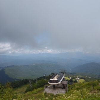 三笠山山頂近くの展望台から。遠くは中央アルプスか。ならば明日行きます！！
