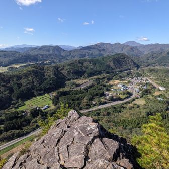 孤高の一本松の先の特等席🪑
高所恐怖症につき全然くつろげず...😅