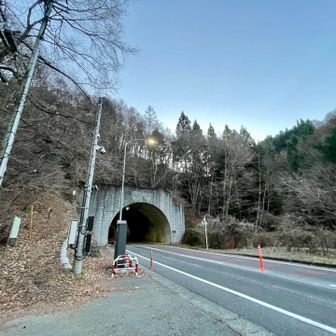 道坂隧道脇の今倉山登山道入口。駐車スペース約5台分