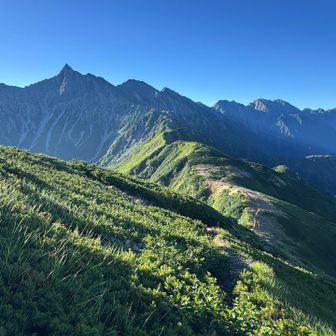 快晴の西鎌尾根を進むぞ‼️☀️
槍ヶ岳、穂高の稜線を眺める⛰️⛰️