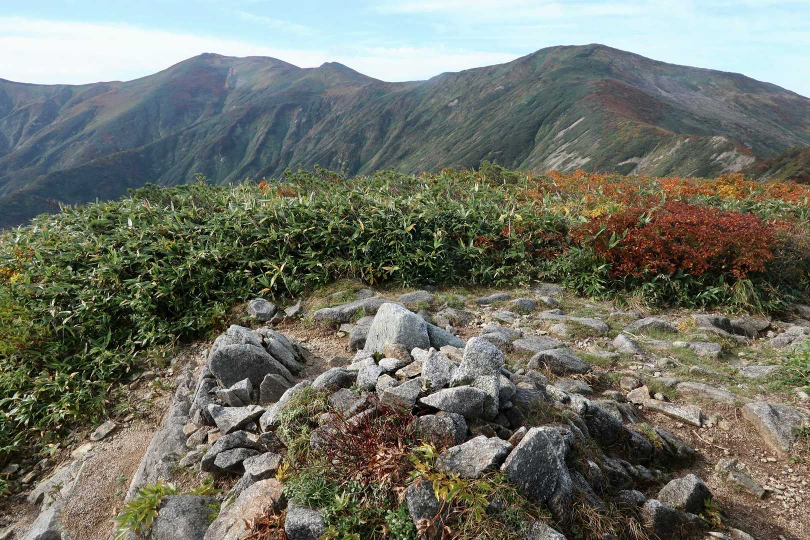 ユーフン山1565m 朝日の主稜線
この時点では周回するかどうか迷っていた