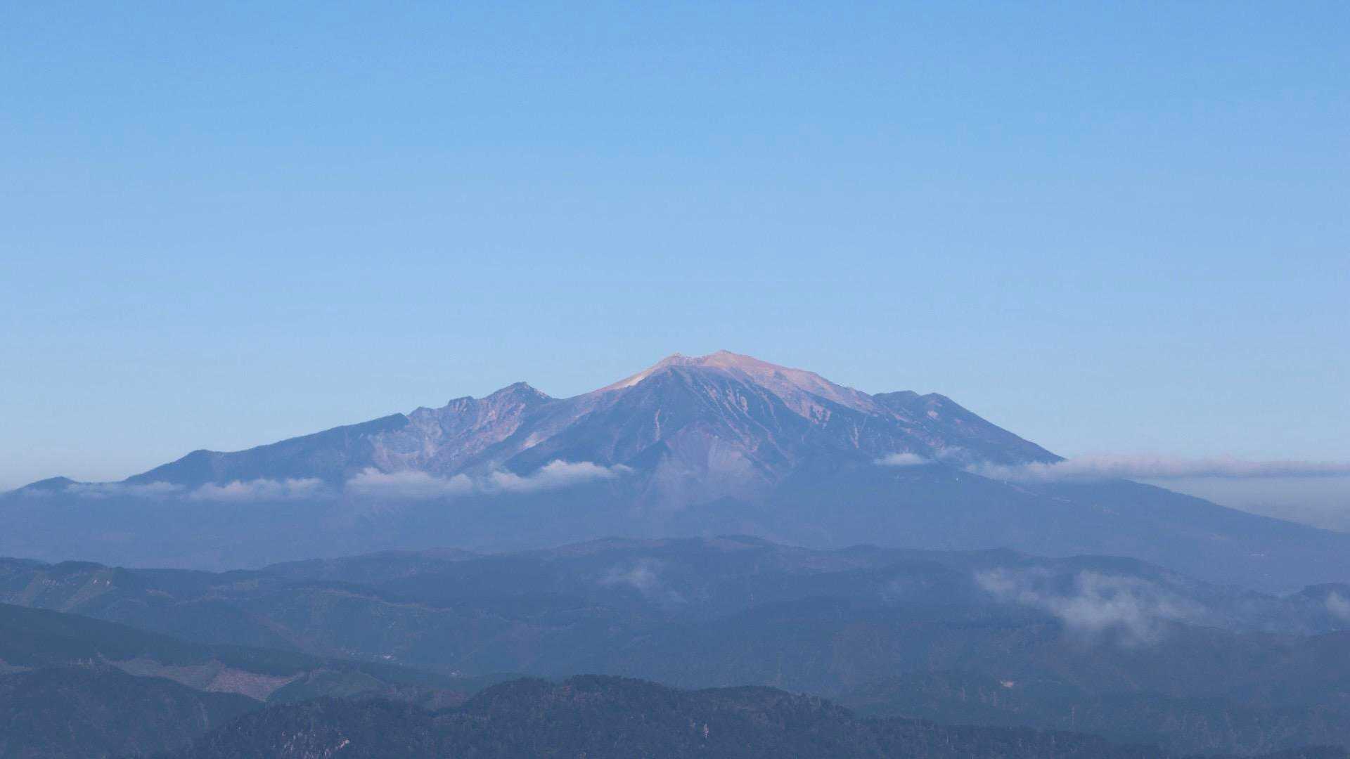 ガスが晴れてきた
御嶽山が見える