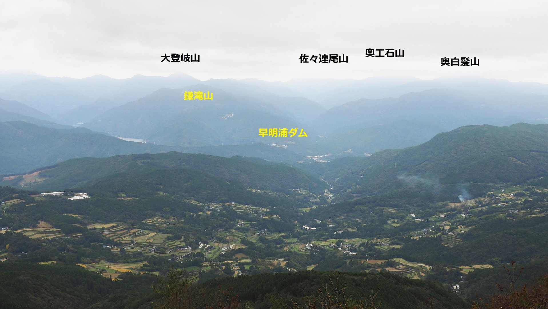 眼下に、溜井、伊勢川の棚田群
奥には大登岐山や佐々連尾山など予土県境の山々
絶景ですが、曇り空なのが残念😥