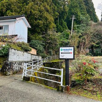 水路沿いの細い道を行く