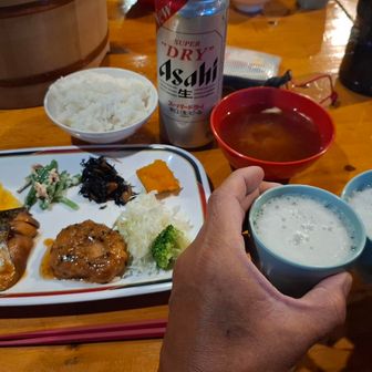 夕食は17時～（この日は2クール）、500ml缶ビール（900円）🍺✨🍺腹がへりニョなんで、当然ご飯お代わりしちゃいました(笑)この日は8割程の宿泊数だそうです...