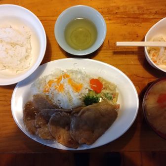 自分の影のせいで、なんだか分からない写真になりましたが、生姜焼き、味噌汁、酢の物どれも疲れを癒すメニューで美味しかった。味噌汁は早朝サービスもあるそうです