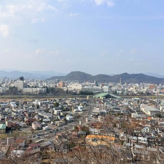 展望台から、福島の街が間近に
奥に信夫山