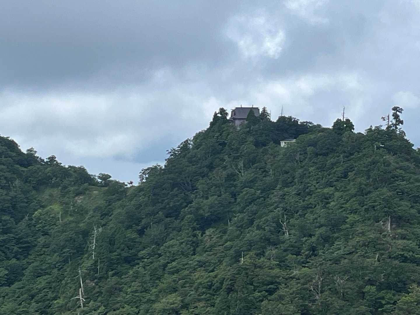 上宮⛩️が見えて来た〜🤩


まだ上宮の扉の開いたところ、見た事ないので〜開いてます様にと心で祈りながら🙏歩きます😊