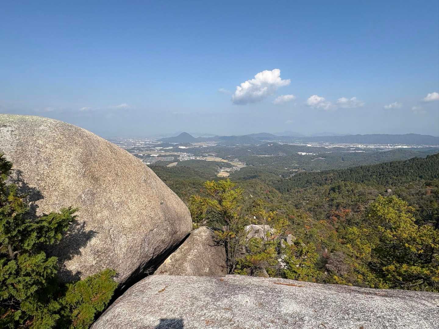 どうにか天狗岩まで上がってきました♪
ちょっと足がすくむけどいい景色😊