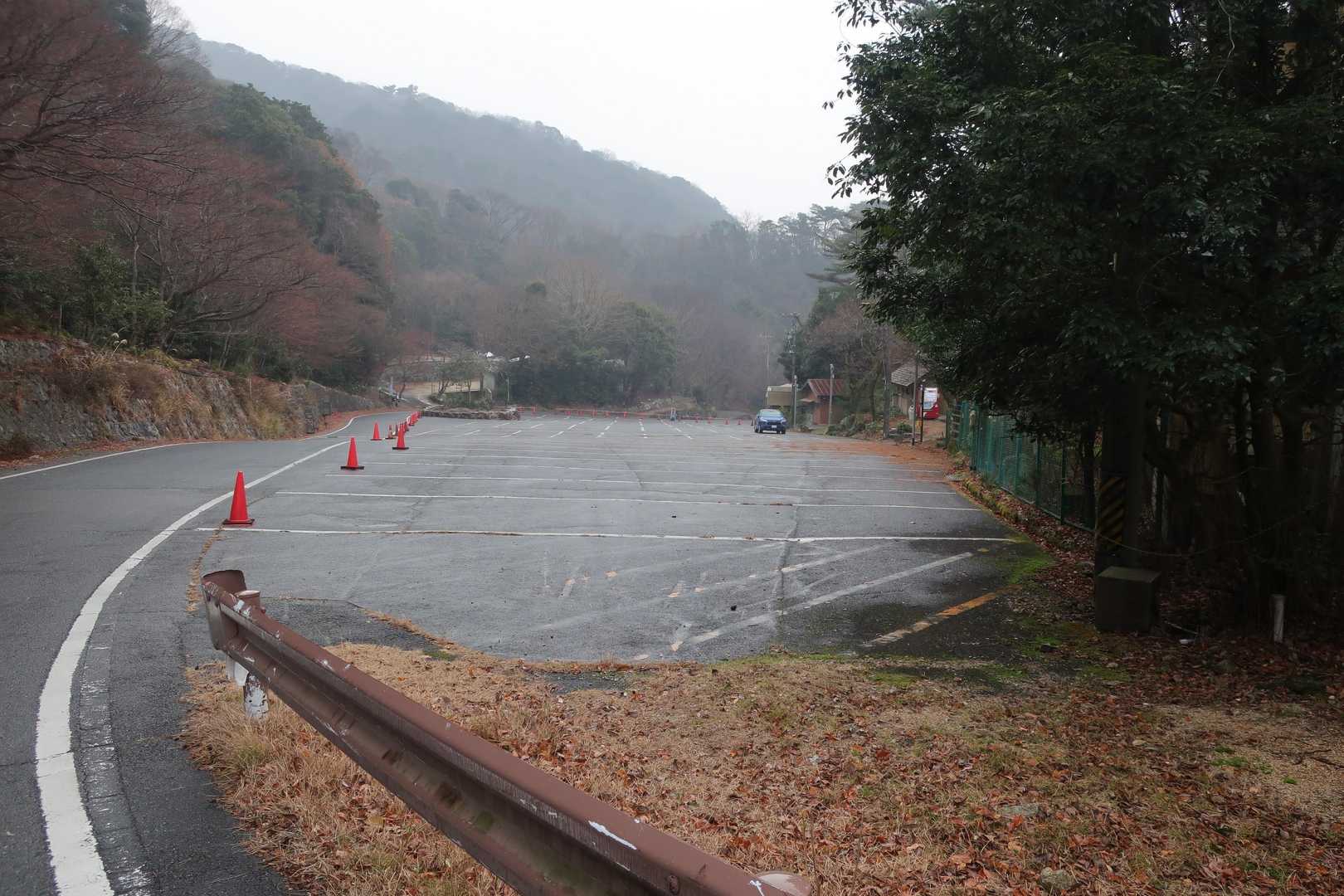 駐車場には自分のクルマのみ。傘が必要なくらい雨も降ってるのでトイレでレインウェアを脱いで退散🚙