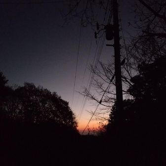 あれっ民家？歩き出しから道間違い💦
10分もないロスだけど、再び登り口に戻ると空が赤くなっていました😅