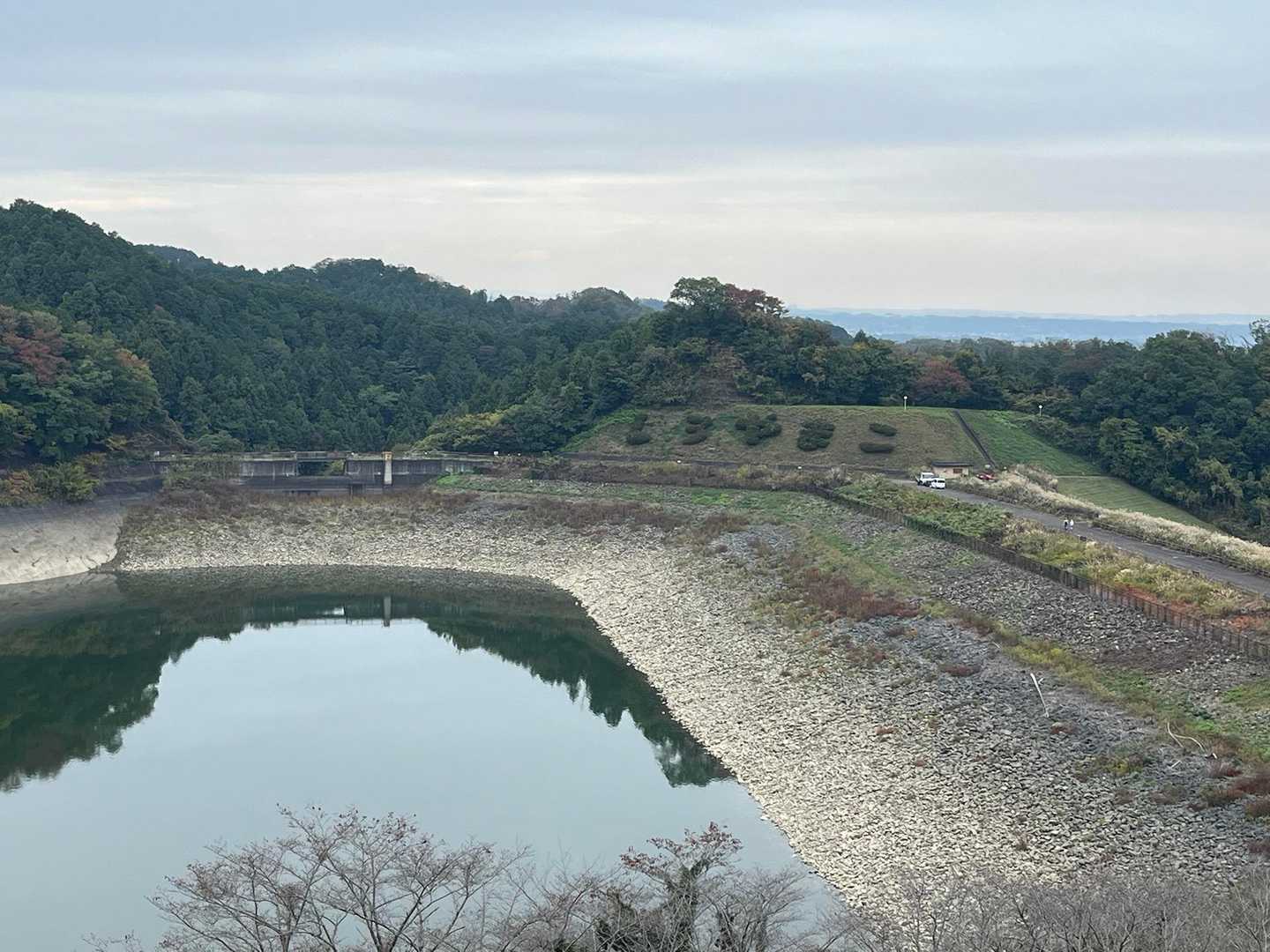 今日は城山湖畔に🚗を停めます！

下の🅿️は16時に閉まるので、万一を考えて🤭
変電所脇のゲートは17時に閉まります！