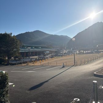 荷物を置いて登山口に向かいます。道の駅は賑やかでしたが休業日でした。