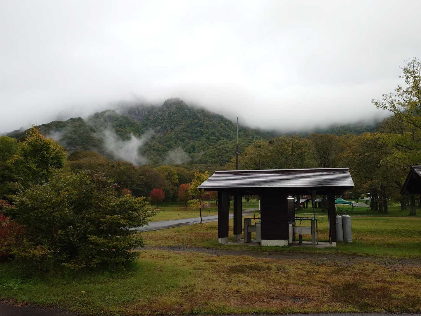 戸隠キャンプ場からの戸隠山展望ポイント。
今日は残念ながら雲の中。
