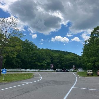 駐車場まで戻ってきました🙌
駐車場は何も変わっていない。変わったのは自分の脚に蓄積された疲労感だけ。