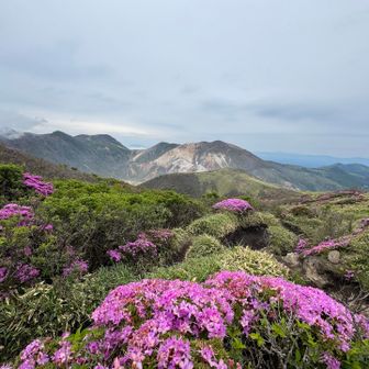 遠くに硫黄山