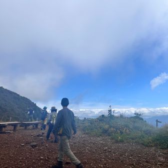 晴れてきたから急いで立中山の山頂へ向かう