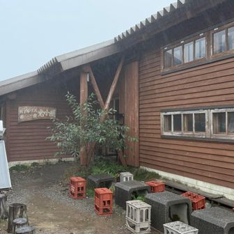 レイン着込んで帰りましょうかね。きた時も最後、帰りも最後。ホント鈍足ですいません。あったかないい小屋だったな。ありがとう