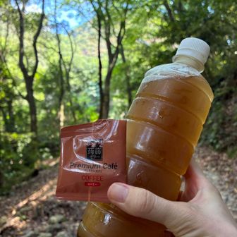 無事に時間に余裕持って3周目ゴール🙌🏻
もんちさんとGReeNさん発見🤩
3周目出発しようかのタイミングだったようで、ちょっと合流✨うれしい😍🤭
いただいた冷たいゼリーと凍ってる麦茶🧋
美味しい😋