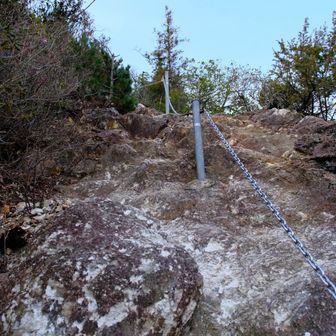 この写真から嶽山です
山頂手前は、ごつごつした岩場ですが足場はしっかりあり鎖もあるので
大丈夫👍