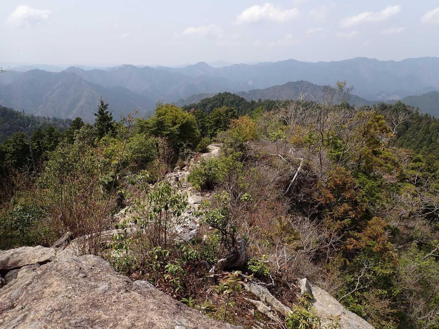 山頂から少し戻った、この眺望絶佳な岩場でお昼に🍙

展望は北方面なので、雪彦山見えてるのかなぁ？