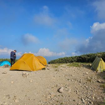 さすが人気の山ですね、この日は10人ほどがテントや避難小屋に泊まっていました。
早めに着いた方なので、いい場所が取れました。