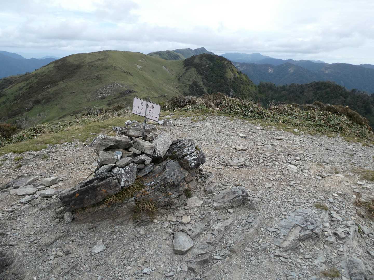 天狗塚山頂
後方三嶺方面
剣山～次郎笈には雲がかかっています
