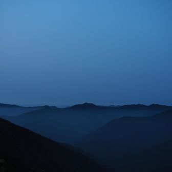 山頂泊の女性が「明日の日の出は4時47分よ」と教えてくれたので、紅色の水平線が見られるか、朝食・珈琲で時間を潰し4時には山頂に戻ってみたのだが太陽の気配無しの暗闇で。。

山頂で4名揃って「太陽どこじゃ！」と大騒ぎ。既に出ている時間なのに360度ぐるり見えている稜線は青墨トーンで困惑するばかり。