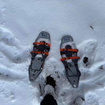 初っ端からスノーシュー履いていきます☺️

バックパックも修行用で10kgくらいです😂