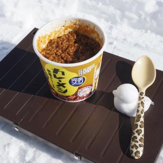 今日は簡単にカレーメシ。ポットのお湯を入れたら5分で出来上がりのやつ😄