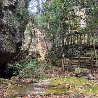 振り返っての
大岩🪨の横に進む